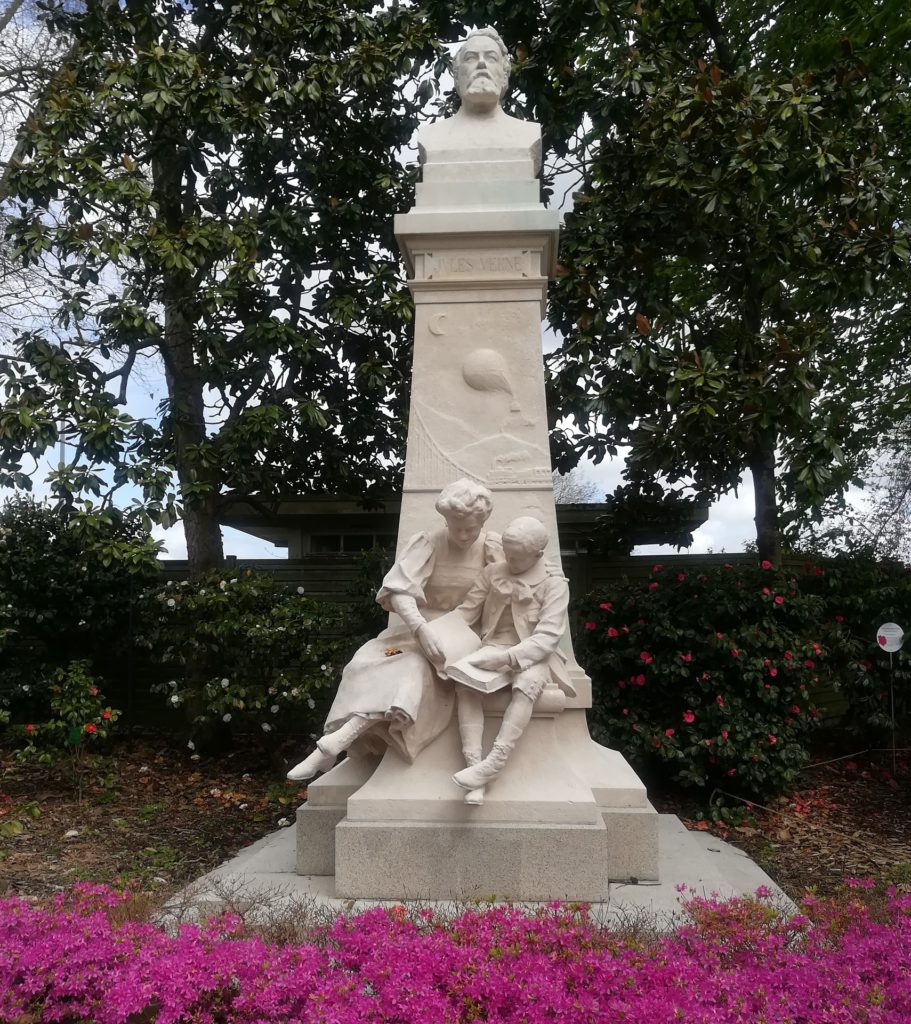 statue of jules verne in nantes, mother reading to son